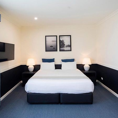 Hawkesbury Race Club Motel Windsor Exterior foto A room at the hotel
