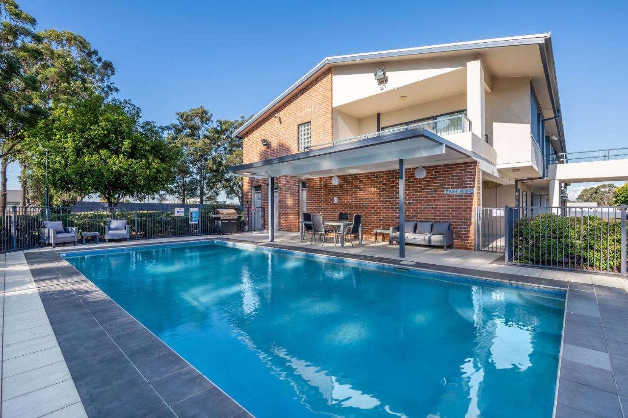 Hawkesbury Race Club Motel Windsor Exterior foto A swimming pool in Australia