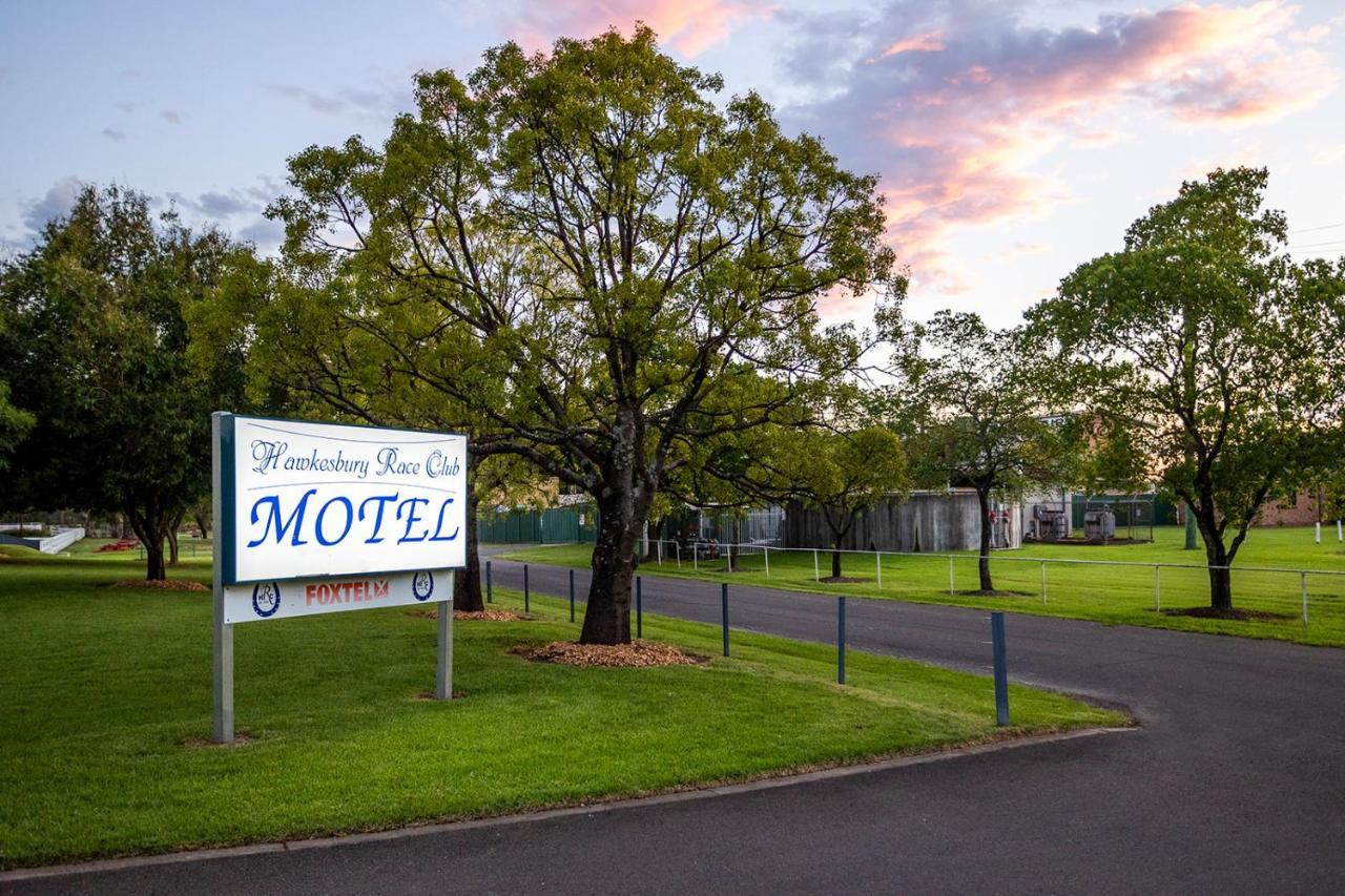 Hawkesbury Race Club Motel Windsor Exterior foto The entrance to the motel