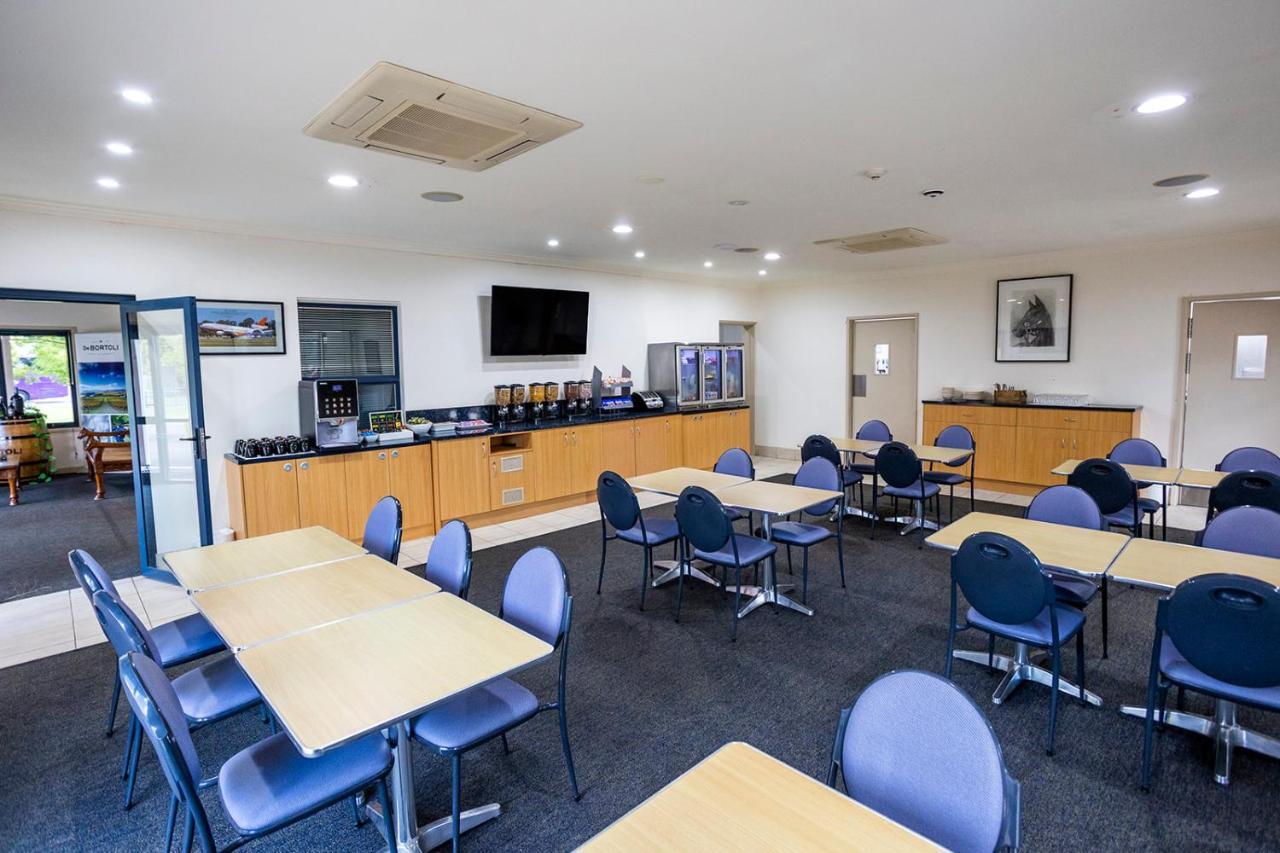 Hawkesbury Race Club Motel Windsor Exterior foto The lounge at Wagga Wagga Airport
