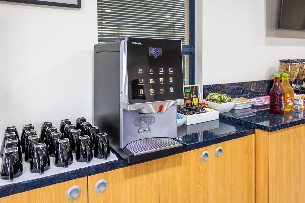 Hawkesbury Race Club Motel Windsor Exterior foto A coffee machine