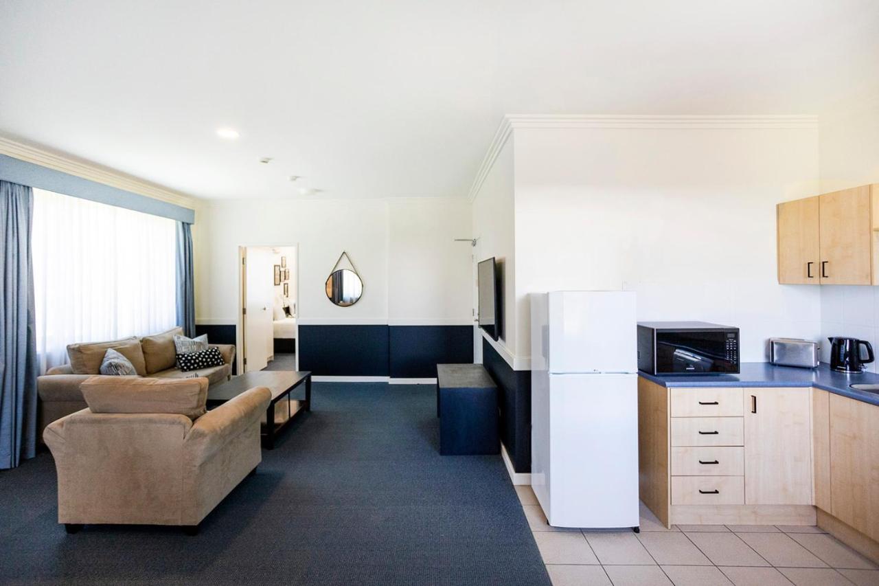Hawkesbury Race Club Motel Windsor Exterior foto A typical studio apartment