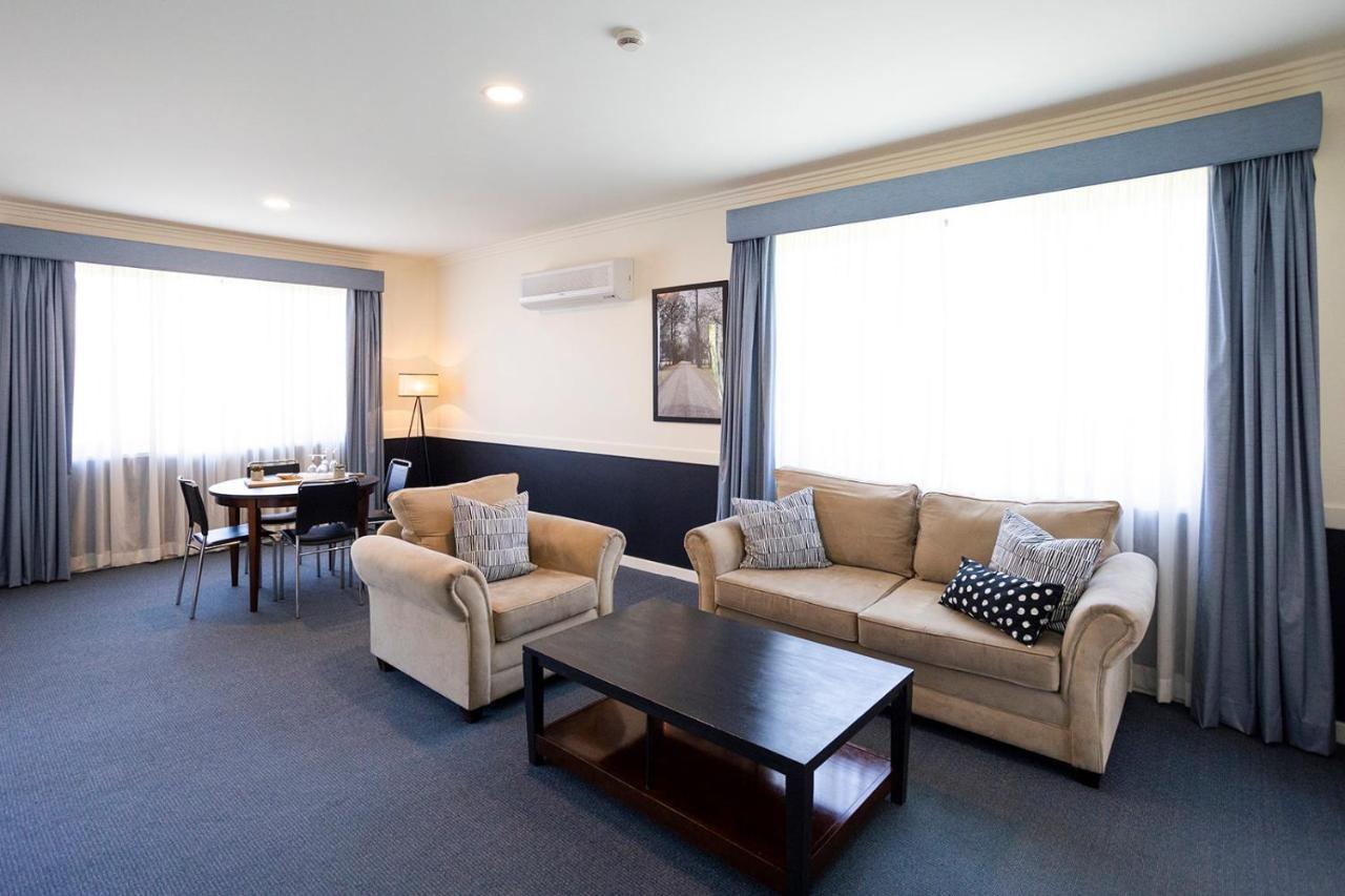 Hawkesbury Race Club Motel Windsor Exterior foto A suite at the hotel