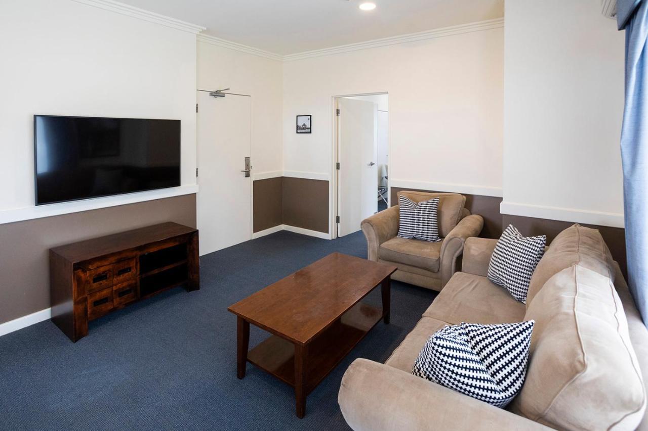 Hawkesbury Race Club Motel Windsor Exterior foto A common room at the University of New England